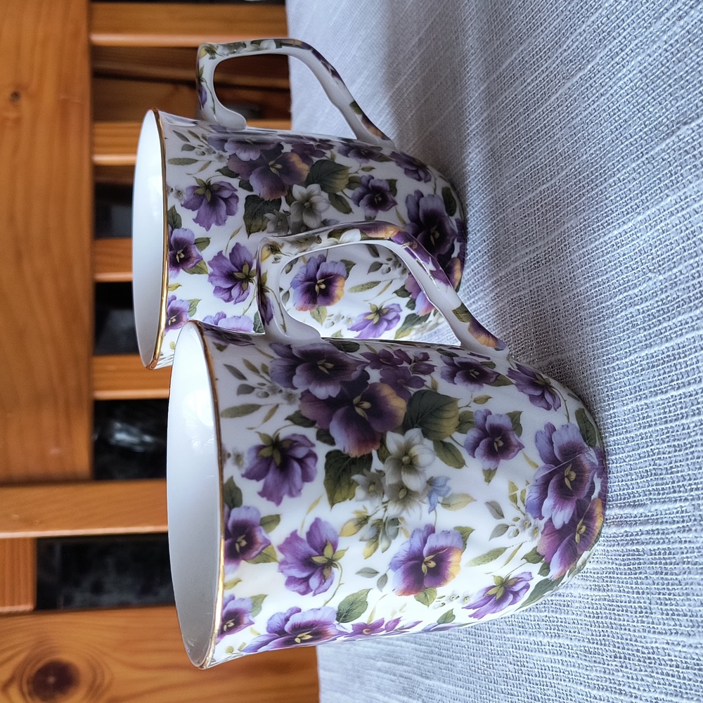 Beautiful BAUM BROTHERS - Purple Pansy Chintz Mugs. Flawless